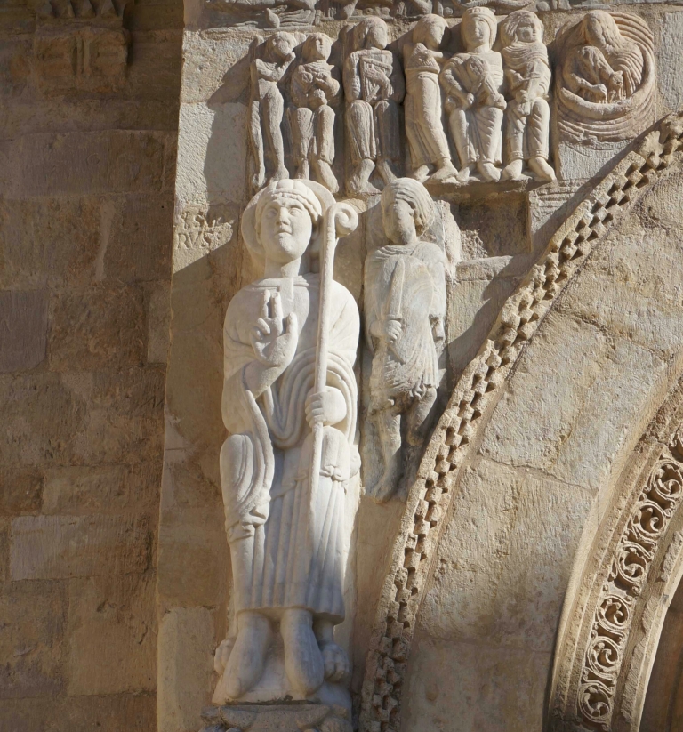 Beeld van Jacobus bij het portaal van de kerk
